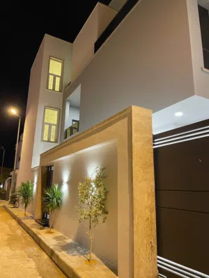 فيلا دورين خليجي وشقة مفصوله - السبعة - قرب سوق القاضي - ملاحظة : تسع الفيلا لعائلتين