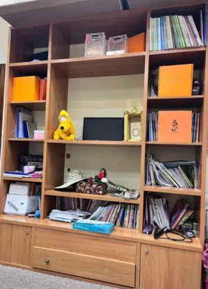 مكتبة للبيع