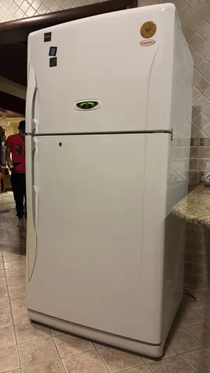 للبيع ثلاجة نظيفة بحالة ممتازة