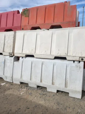 حواجز تحذيريه بلاستيكية و اسمنتيه مستعمله للطرق