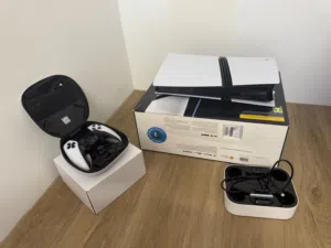 للبيع PS5 Pro 2TB شبه جديد + DualSense Edge + شاحن مسكات