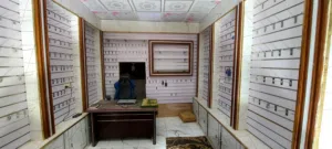 محل تلفونات جاهز بالكامل في قلب مأرب — شارع الروضة (خط رئيسي)