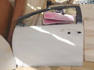 للبيع باب سيارة بريوس C موديل 2012 باب بحالة جيدة جداً، نظيف وخالي من الضربات الكبيرة،