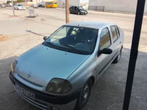 سيارة رينو كليو 2002 موديل صالون / سيدان بطلاء جزئي وحالة حادث بسيط