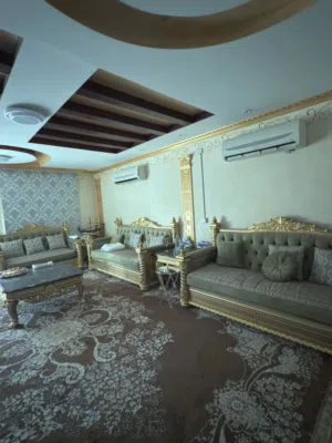 طقم كنب ملكي فاخر (مجلس كامل) بحالة ممتازة - تصميم كلاسيكي مذهب