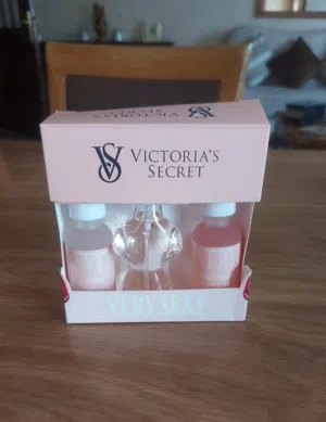 طقم 3 قطع victoria's secret عطر، زيت مساج، عطر للجسم 36 مل صناعة اميركا كاندي و فراولة