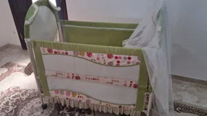 سرير اطفال للبيع
