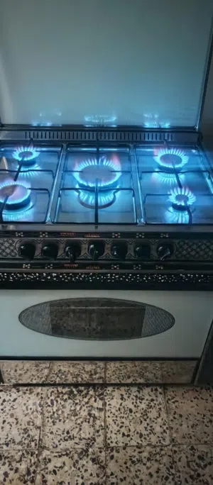 غاز نوعه يونيفرسال ايطالي الفرن فوق تحت مع بعض بشتغل نظيف قياس 90  مافي اي عيوب شغال كامل مطلوب فيه