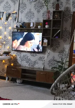 ميز شاشه مع الرفوف للبيع