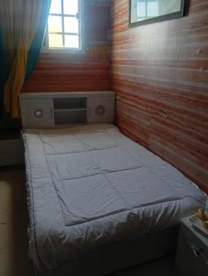 سرير ب المرتبه وكبت 3 ابواب وتسريحه للبيع استعمال شهر حالتهم جديده زيرو