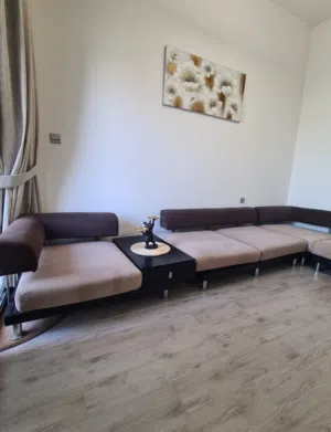 لدي كنبة نظيفة مكونة من 6 مقاعد للبيع، بحالة ممتازة I have a clean 6-seater sofa for sale, in excell