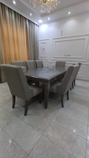 طاولة طعام مع الكراسي