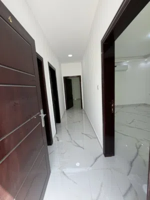 شقق اول ساكن غرفه وصاله اتنين حمام موزع ومطبخ منفصل للايجار السنوي مدينه زايد بجوار مجلس العاصمه