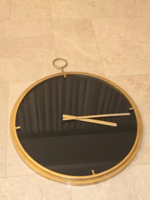 ساعة حائط ذهبية