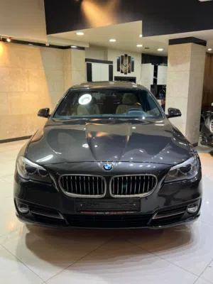 BMW 528i 2016 جولد بكج وارد شركه ابو خضر وعداد قليل فحص كامل بحاله الوكاله