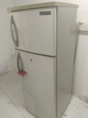 ثلاجه نضيفه للبيع شغاله