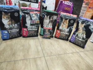 اكل قطط سرار انتاج تشيكي ، طعام اوروبي بامتياز مع كل عبوة عينه افتح العينه اول ما اكلوه رجعه