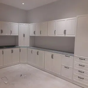 مطبخ جاهز مساحته خمسه متر وستين 5.60 صاج الماني مفصلات عاديه ورخام طبيعي يشمل التركيب والتوصيل