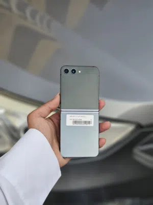 عرض خااص : Samsung Z flip 5 512gb هاتف نظيف جدا بحالة الوكالة مع ضمان و ملحقاته و بأقل سعر
