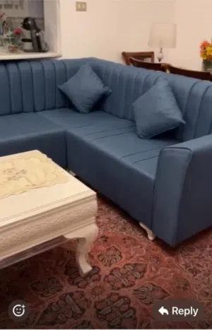 صالون حرف L جديده استعمال بيسط جدا  مع طاوله جديده
