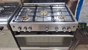 غاز ايطالي الكتروليكس 90 سم روسي نحاس مع مروحه توزيع بالفرن بحاله ممتازه جدا والسعر شامل التوصيل