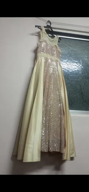 فستان ذهبي مع شاحط ساتان