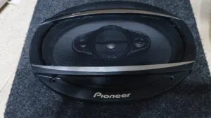 4 سماعات سيارة بيضاويات مع صناديق مستعمله شهر جداد جداد