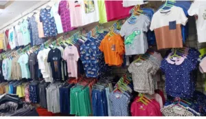 ملابس أطفال متنوعة