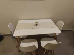 طاولة طعام و 4 كراسي بحالة ممتازة