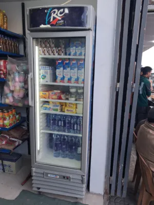 ثلاجه عرض للبيع