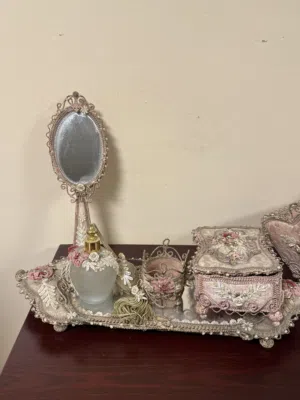 Elegant Vintage Vanity Set – Pink Lace Décor طقم زينة فاخر بطابع كلاسيكي