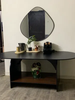 طاولة مع مرايا