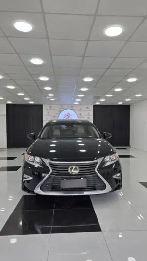 LEXUS ES350 2018 باللون الأسود الملكي والداخلية بالجلد الفضي محرك قوي للخط اعتمادية لاستخدامك اليومي