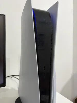 Ps5 with a  hard disk and a بليستيشن  نظيفة وما تبطلت من قبل مع هاردسك