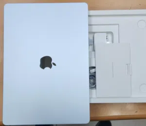 للبيع MacBook air15 inch M4/512GB ssd/24ram/ لون أزرق سماوي مع الكرتون