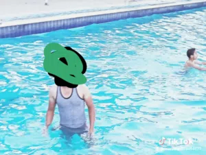 مدرب سباحه