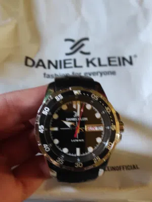 تُعرف هذه الساعة من العلامة التجارية دانيال كلاين (Daniel Klein)، وتحمل رقم الموديل DK.1.13911-1. وه
