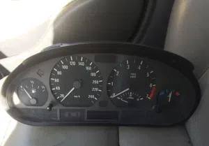 للبيع تابلو عدادات جير عادي e46 موديل 1999 ماتور 4 سلندر بسعر 10 دنانير ملاحظة (التابلو شغال كامل ما