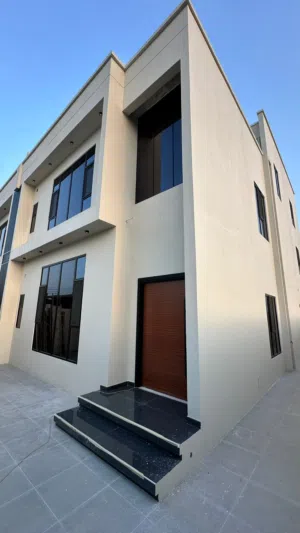 فيلا جديدة بها بركة سباحة