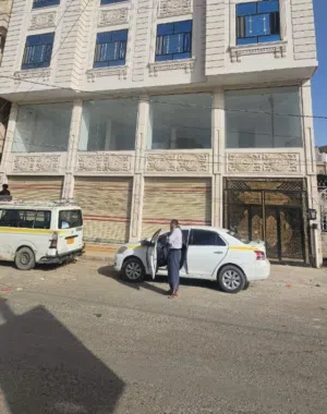للايجار محلات تجاريه  دورين كامله مفتوحه مع بعض على شارع رئيسي ينفع مشروع تجاري او مخازن