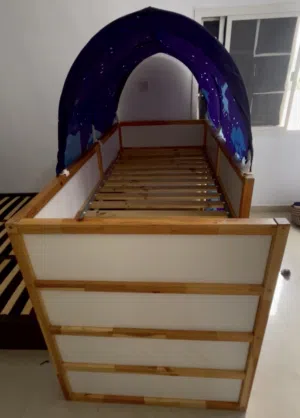 سرير أطفال طابقين ايكيا شبه جديد