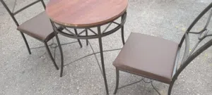 طاوله حديد وكرسين