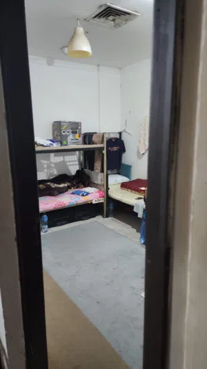 #مشاركه سكن  متاح سرير فى السالميه قطعه 4 بجوار اشاره البويفادر تقاطع شارع قطر