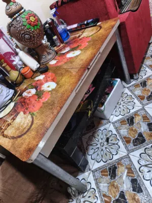 ميز طعام مع اربع كراسي