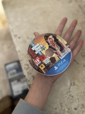 جراند بلاستيشن 4 استخدام قليل للبيع بسعر 15 دينار الموقع(شارع الحرية )