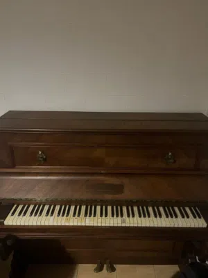 بيانو خشبي