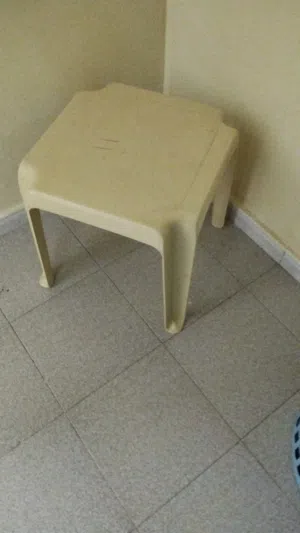 طاولة بللستيك
