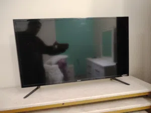 Two Samsung 42-inch Smart Full HD LED TVs تلفزيونين سامسونج عدد 2  ذكي 42 بوصه Full HD LED نظيف جداً