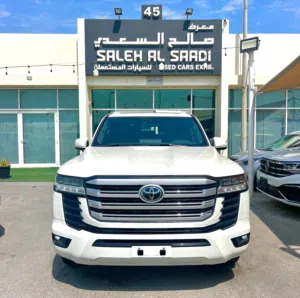 تويوتا لندكروزر GXR V6 موديل 2023 اللون ابيض من الداخل جلد اسود ماشي 68 الف كم السعر 210 الف درهم