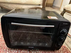 يا جماعة، الفرن غني عن التعريف، ماركة شارب الأصلية. لساته بكرتونته وبغلاف المصنع (يعني كأنك مشتريه